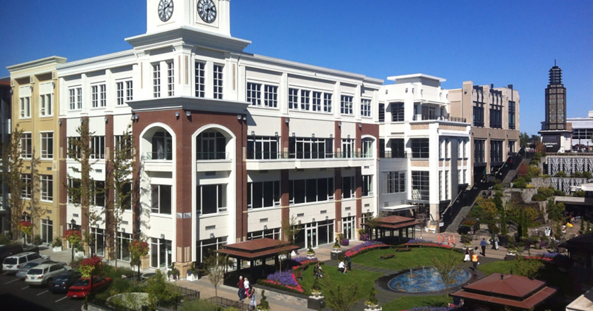 Centre Commercial Uptown à Victoria,… Magil Construction